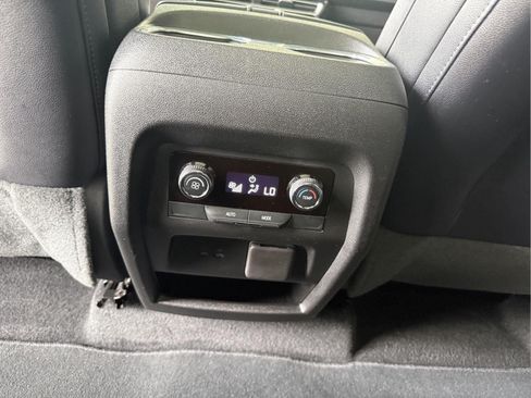 Used 2026 Chevrolet Traverse Z71 AWD/4WD image 17