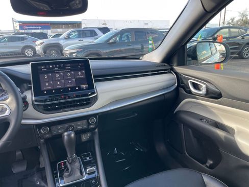 Used 2025 Jeep Compass Limited image 35