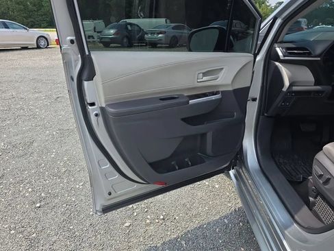 Used 2021 Toyota Sienna LE w/ LE Plus Package FWD image 39