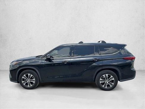 Used 2020 Toyota Highlander XLE FWD image 3