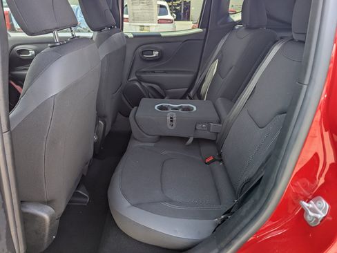 Used 2022 Jeep Renegade Latitude w/ Convenience Group AWD/4WD image 8