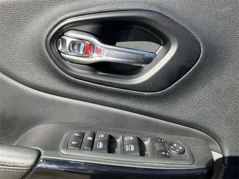 Used 2021 Jeep Cherokee Latitude Plus image 14