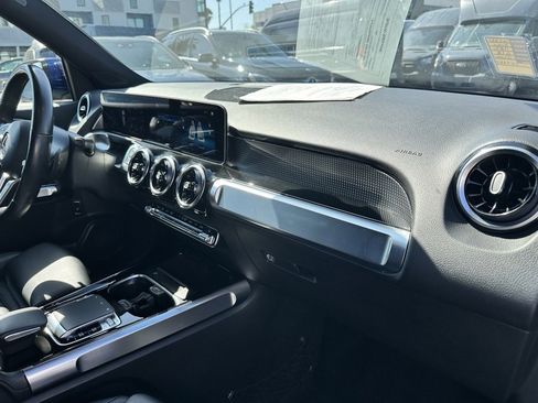 Used 2020 Mercedes-Benz GLB 250 4MATIC w/ Premium Package image 17