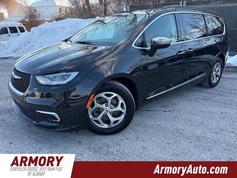 Used 2023 Chrysler Pacifica Limited image 1