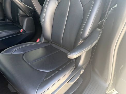 Used 2025 Chrysler Pacifica Select FWD image 16