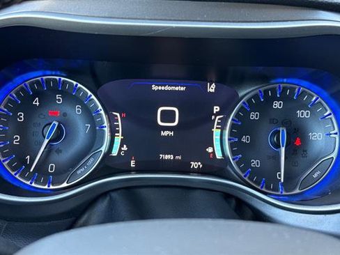 Used 2023 Chrysler Pacifica Touring-L image 29