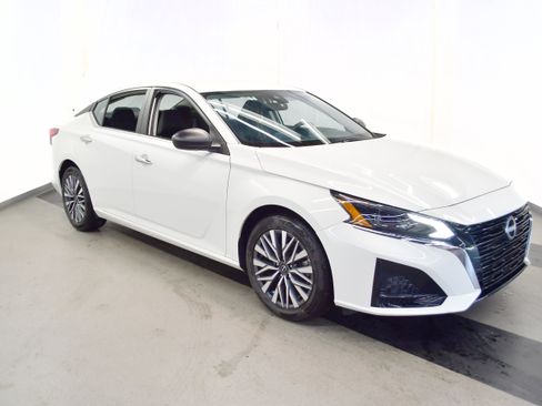 Used 2025 Nissan Altima 2.5 SV FWD image 2
