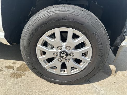 Certified 2025 Toyota Tacoma SR5 AWD/4WD image 33