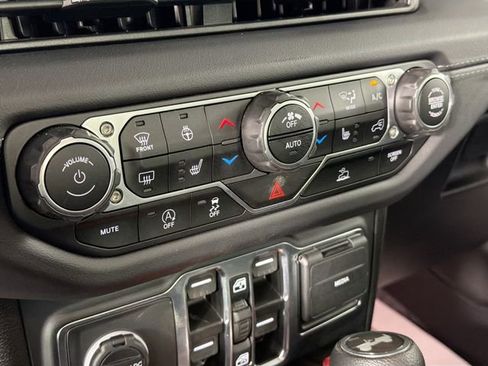 Used 2024 Jeep Wrangler Sahara AWD/4WD image 15