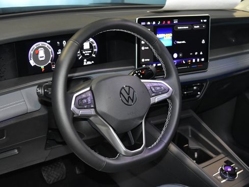 New 2026 Volkswagen Tiguan SE image 2