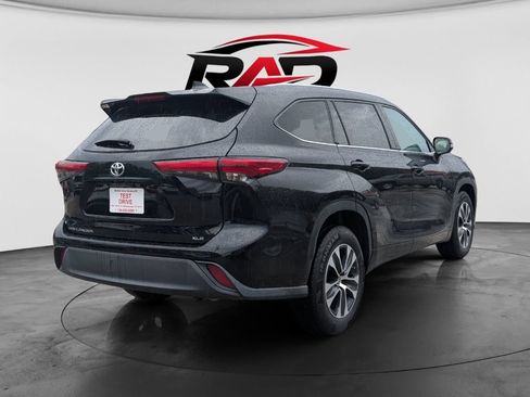 Used 2022 Toyota Highlander XLE FWD image 3