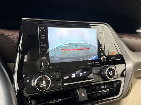 Used 2021 Toyota Highlander XLE FWD image 25