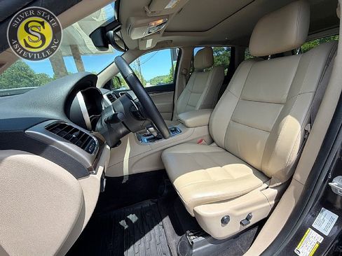 Used 2017 Jeep Grand Cherokee Limited AWD/4WD image 12