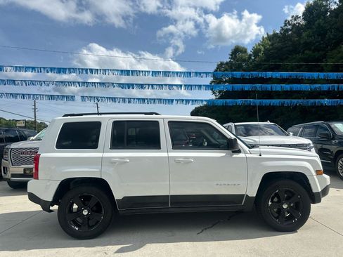 Used 2017 Jeep Patriot Latitude FWD image 3