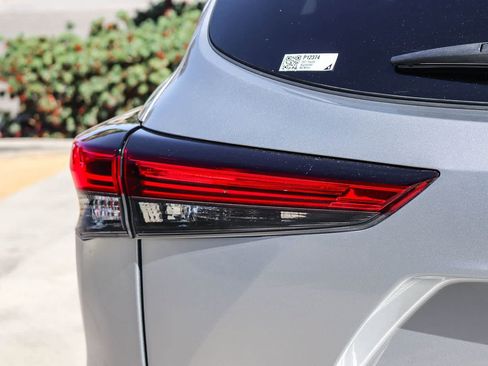 Used 2021 Toyota Highlander L FWD image 5