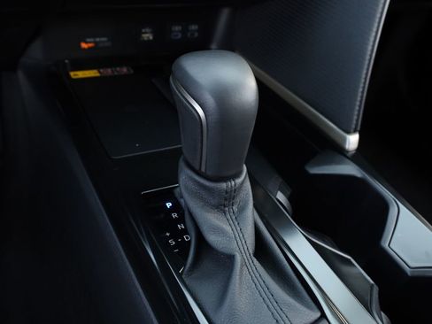 Used 2025 Toyota Camry SE image 9