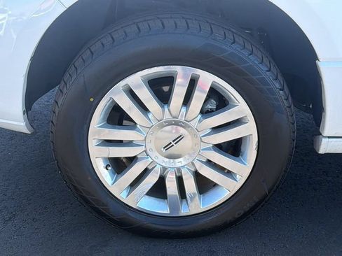 Used 2014 Lincoln Navigator 4WD image 9