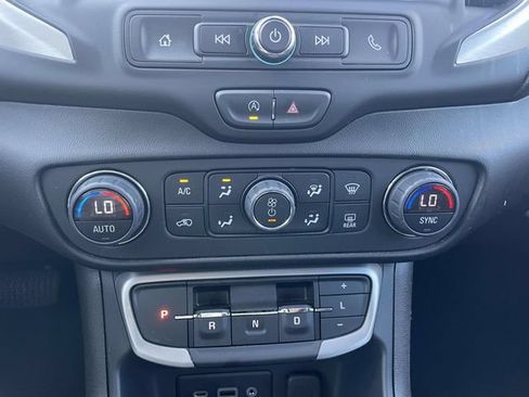 Used 2024 GMC Terrain SLE w/ Driver Convenience Package FWD image 31