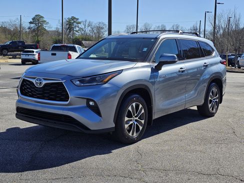 Used 2021 Toyota Highlander XLE image 1