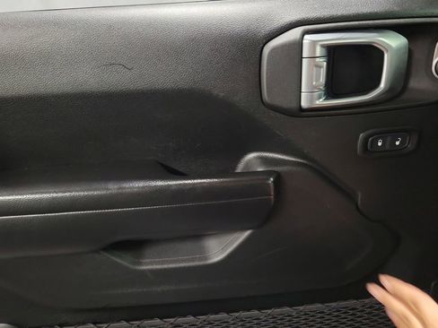 Used 2021 Jeep Gladiator Mojave w/ Cold Weather Group image 21