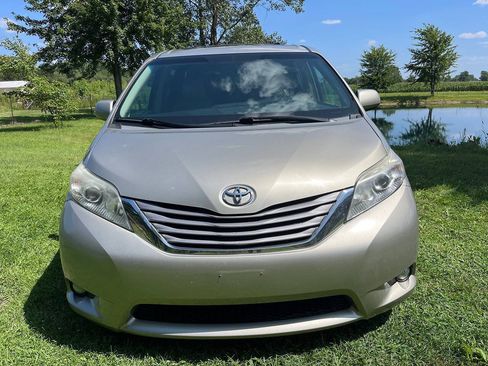 Used 2016 Toyota Sienna XLE AWD/4WD image 2