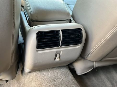 Used 2009 Lincoln Town Car Signature Limited image 10