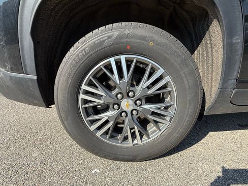 Used 2025 Chevrolet Traverse LT image 37