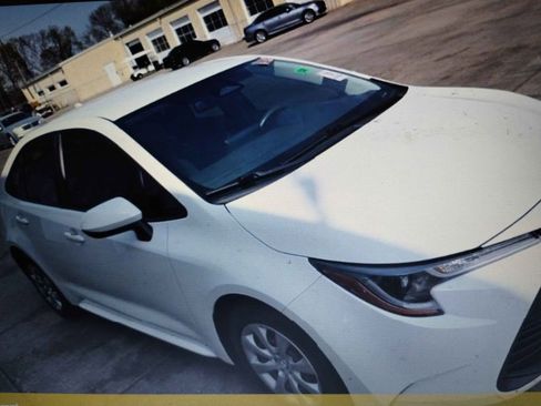 Used 2023 Toyota Corolla LE FWD image 2