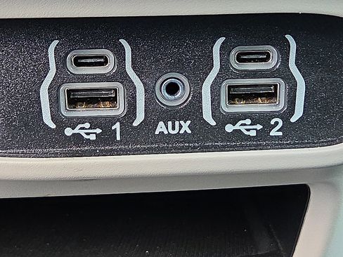 Used 2024 Chrysler Pacifica Touring-L image 19