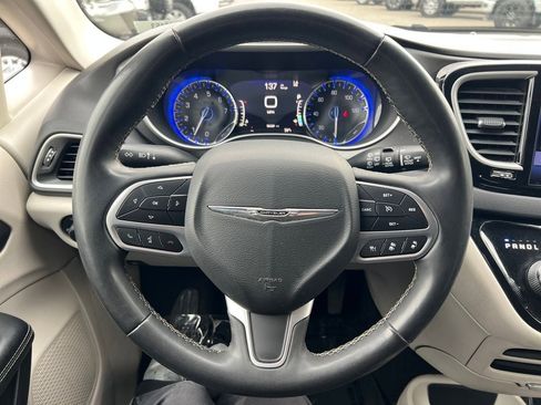 Used 2022 Chrysler Pacifica Touring-L image 16