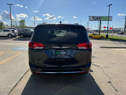 Used 2020 Chrysler Pacifica Touring-L FWD image 10