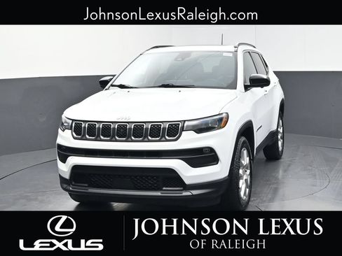 Used 2023 Jeep Compass Latitude w/ Sun and Sound Group AWD/4WD image 5