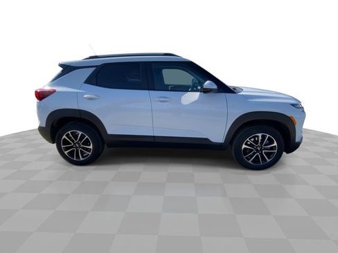 Used 2024 Chevrolet TrailBlazer LT w/ LT Cold Weather Package image 3