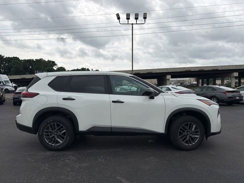 Used 2024 Nissan Rogue S FWD image 3