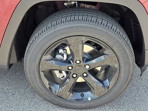 New 2025 Jeep Grand Cherokee Altitude image 7