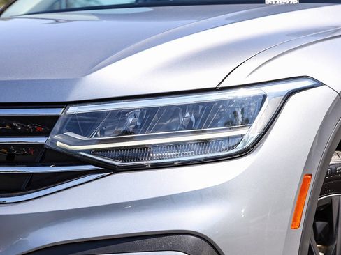 Certified 2022 Volkswagen Tiguan SE image 2