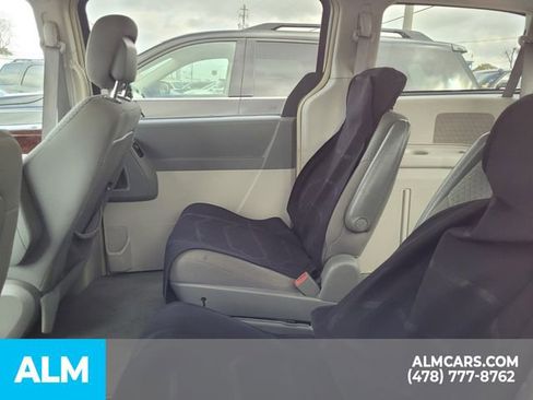 Used 2010 Chrysler Town & Country Touring image 6