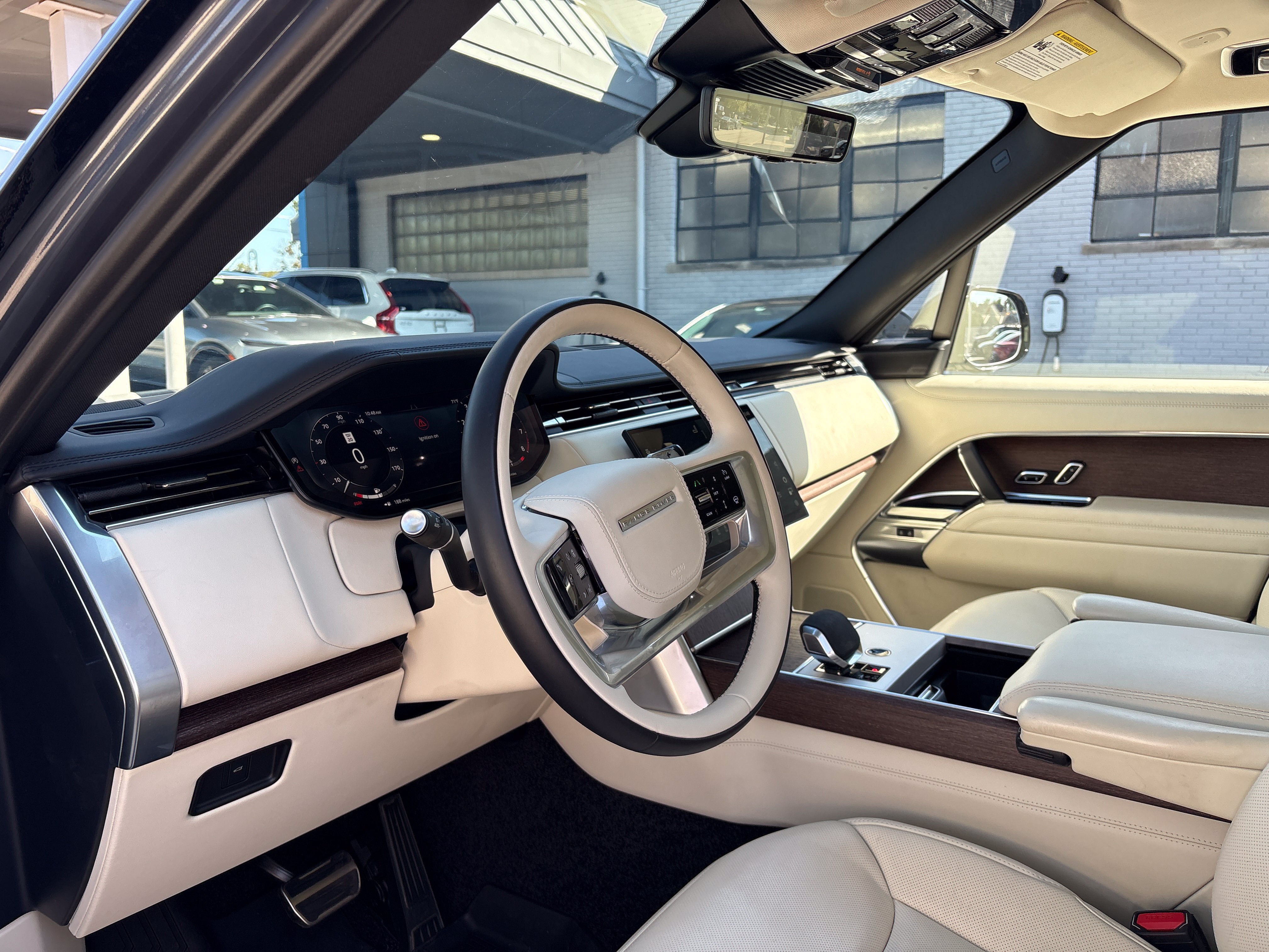 Used 2025 Land Rover Range Rover SE AWD/4WD image 3