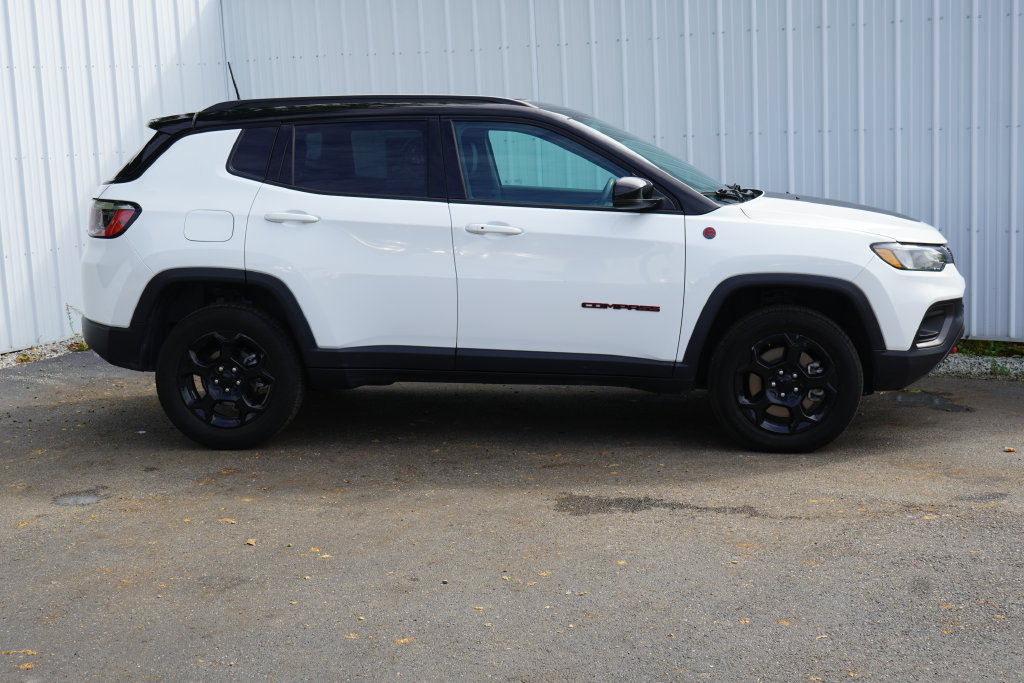 Used 2024 Jeep Compass Trailhawk AWD/4WD image 2