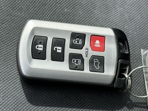 Used 2017 Toyota Sienna XLE Premium image 14