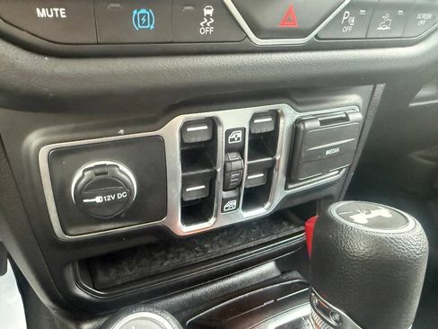 Used 2025 Jeep Wrangler Unlimited Sahara w/ Safety Group AWD/4WD image 26