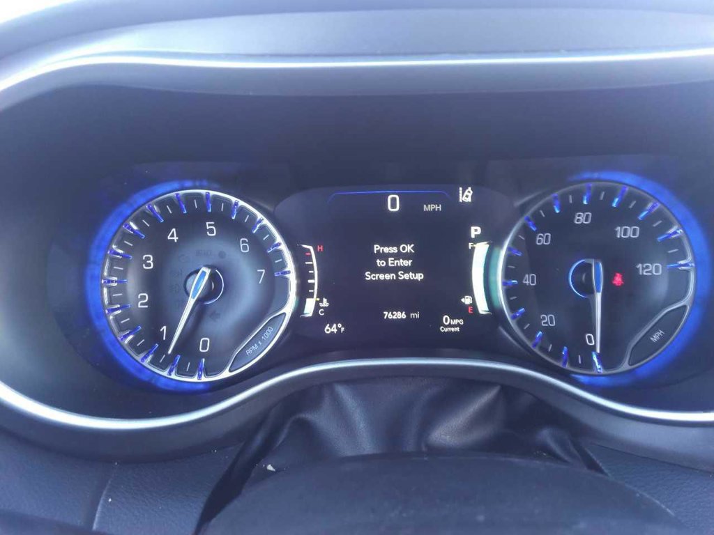 Used 2024 Chrysler Pacifica Touring-L FWD image 9