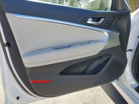 Used 2025 Genesis G70 2.5T image 24