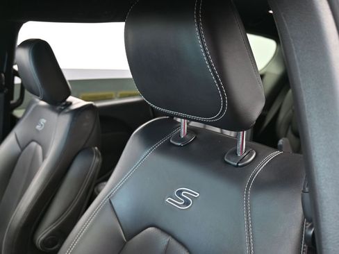 Used 2023 Chrysler Pacifica Touring-L w/ S Appearance Package image 16