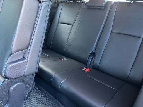 Used 2024 Toyota Highlander XLE image 18