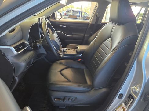 Used 2020 Toyota Highlander XLE AWD/4WD image 16