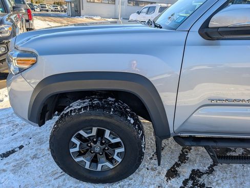 Used 2019 Toyota Tacoma TRD Off-Road w/ Technology Package image 2
