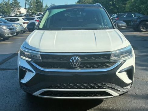 Used 2023 Volkswagen Taos SE FWD image 2