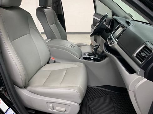 Used 2017 Toyota Highlander XLE AWD/4WD image 10