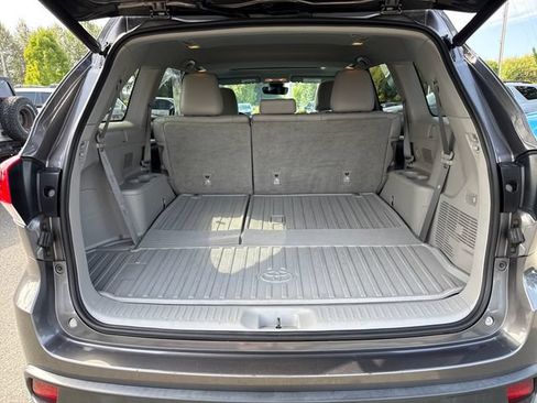 Used 2018 Toyota Highlander XLE AWD/4WD image 13
